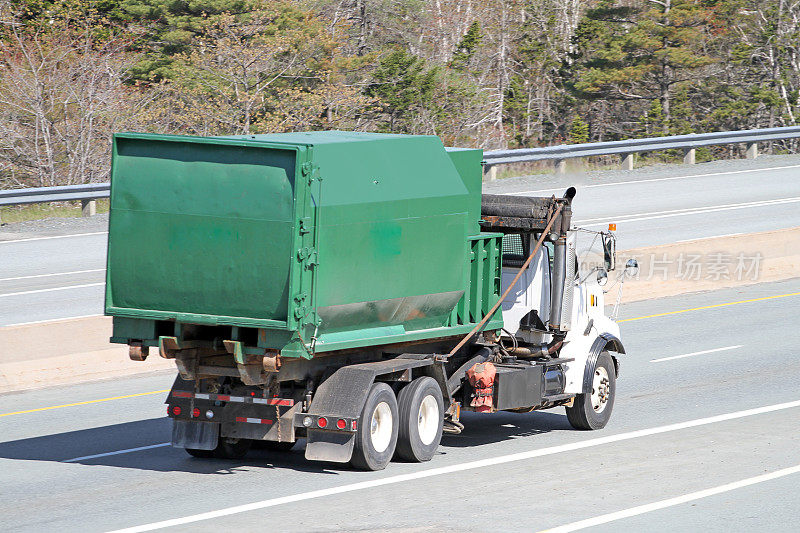 在高速公路上用卡车运送工业垃圾桶