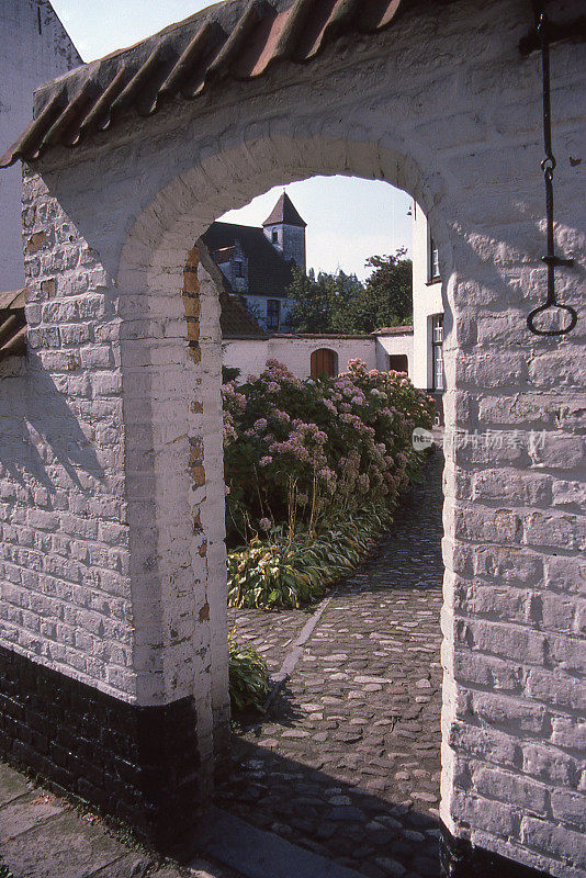 砖墙拱门进入教堂花园比利时布鲁日佛兰德斯