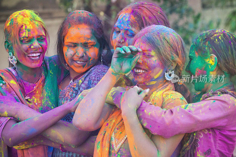 一群年轻妇女在享受胡里节