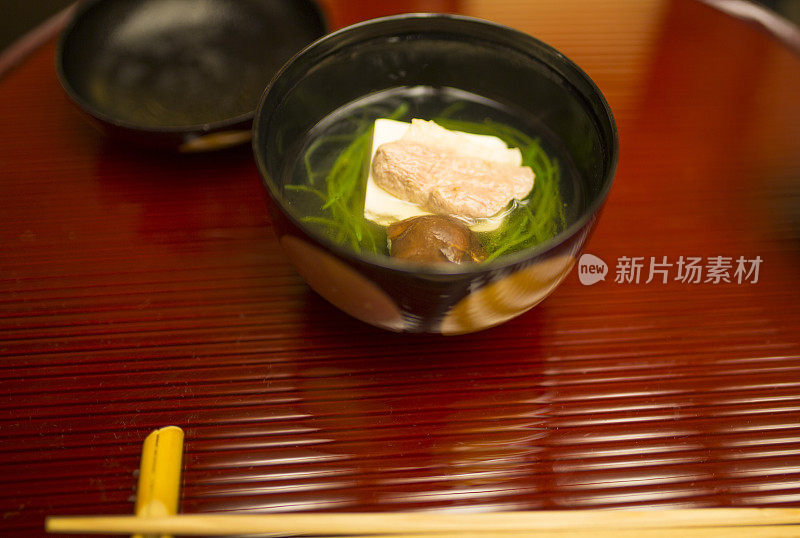 怀石料理。日本清鸭汤。关闭视图。