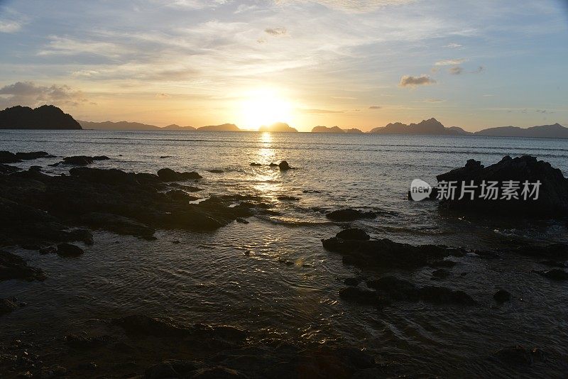 美丽的日落在厄尔尼多