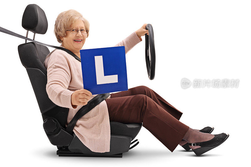 坐在汽车座椅上的老妇人，脸上有l形标志