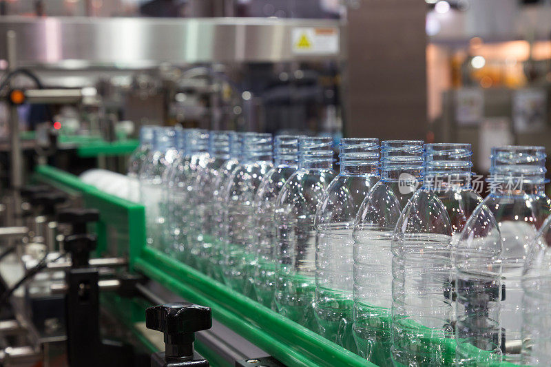 塑料瓶在工厂流水线机器在工厂