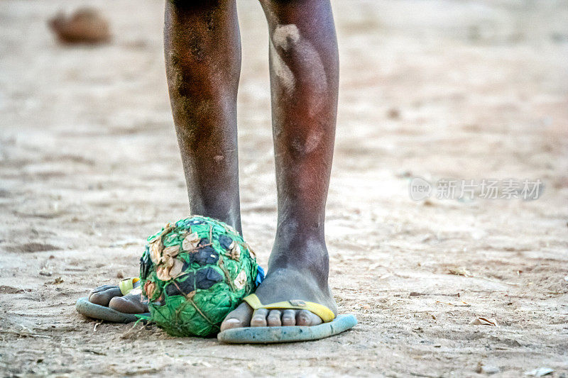 可怜的非洲男孩足球
