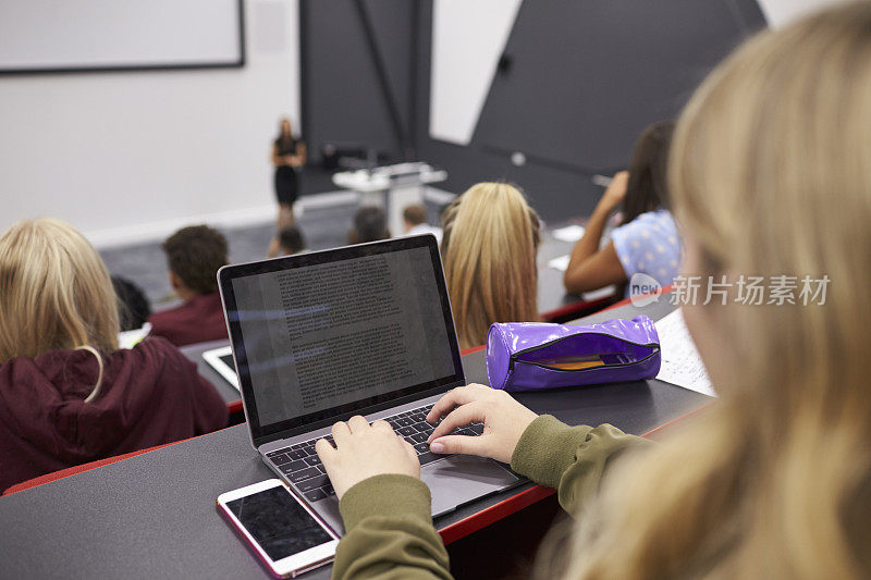 女学生在大学讲座上使用笔记本电脑