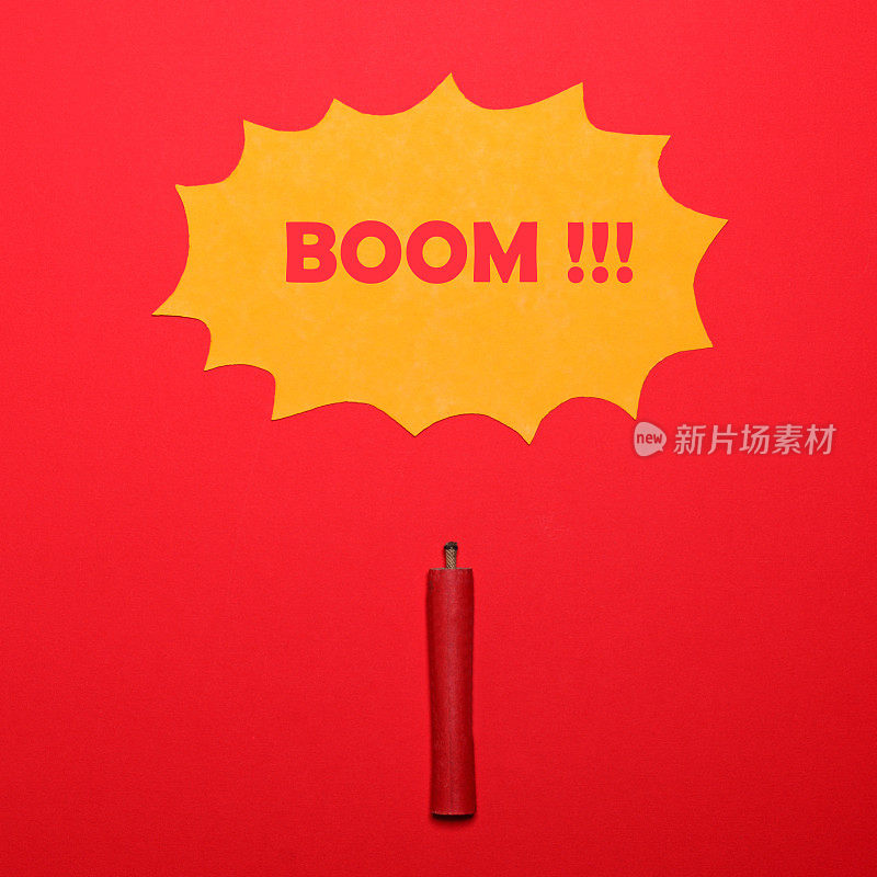 红色背景上带有“BOOM”标志的炸药棒-爆炸概念-最小设计