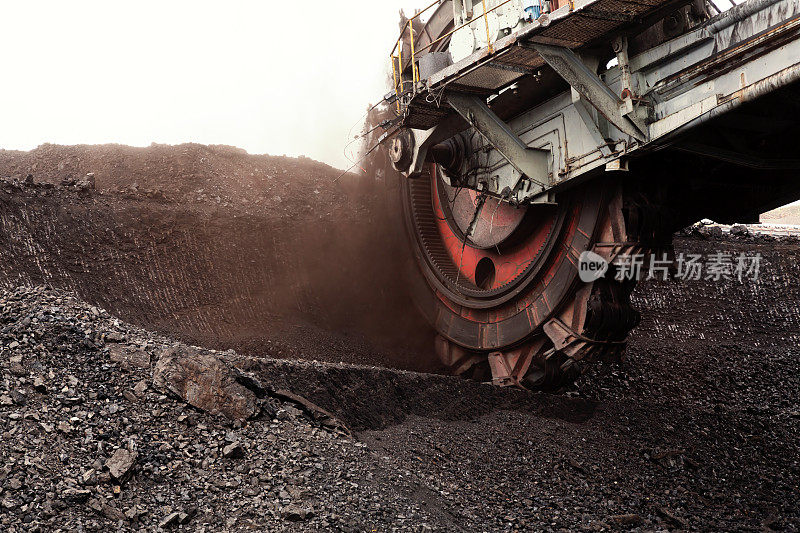 巨型斗轮挖掘机用于挖掘棕煤
