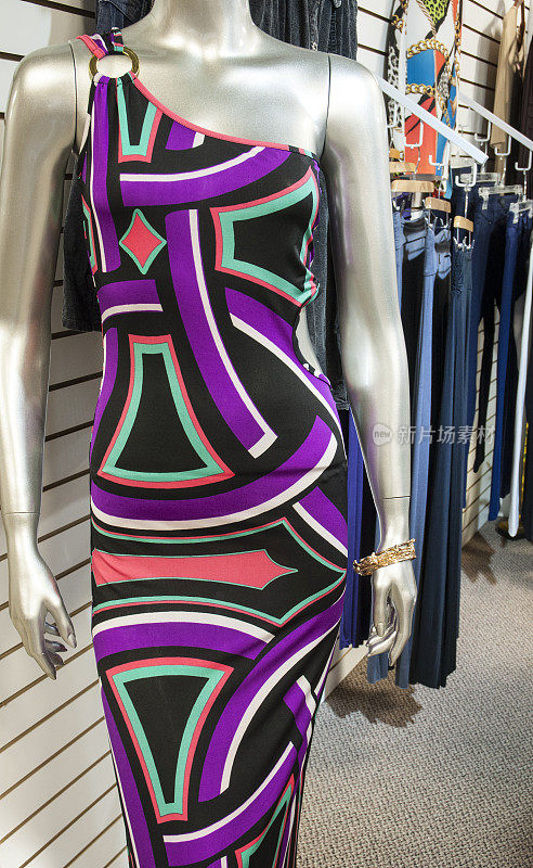 模特在紫色设计师服装零售商店