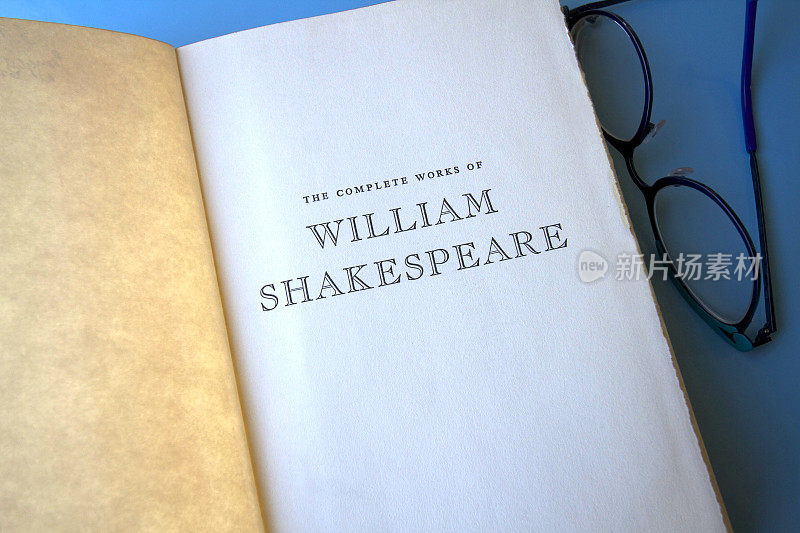 书名页:《莎士比亚全集》;别致的眼镜