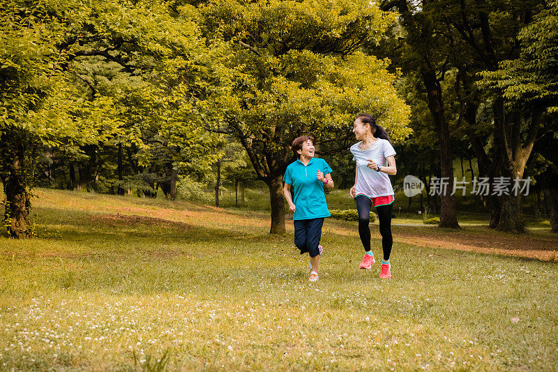 日本老年妇女在公园里跑步