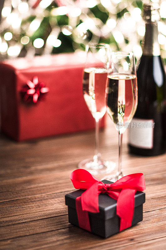 红礼物和香槟酒杯庆祝新年