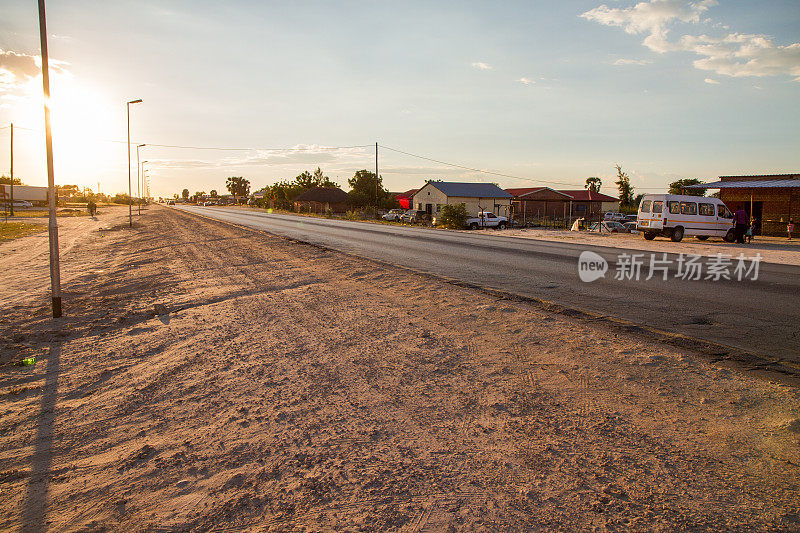 穿过纳米比亚村庄的道路