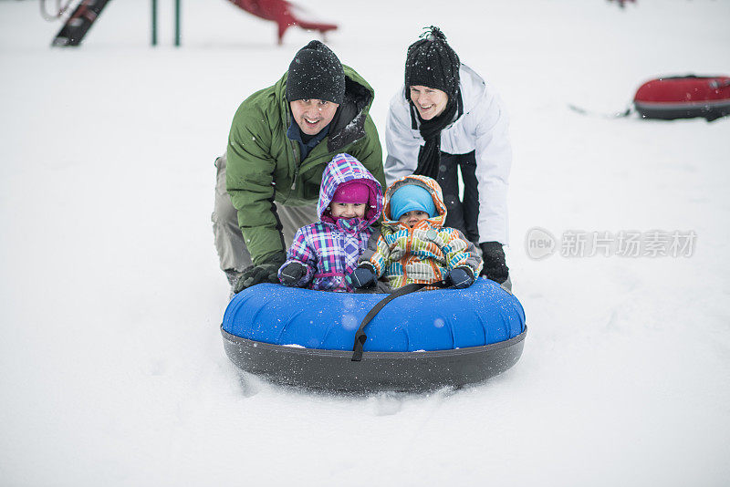 用雪橇从山上滑下来