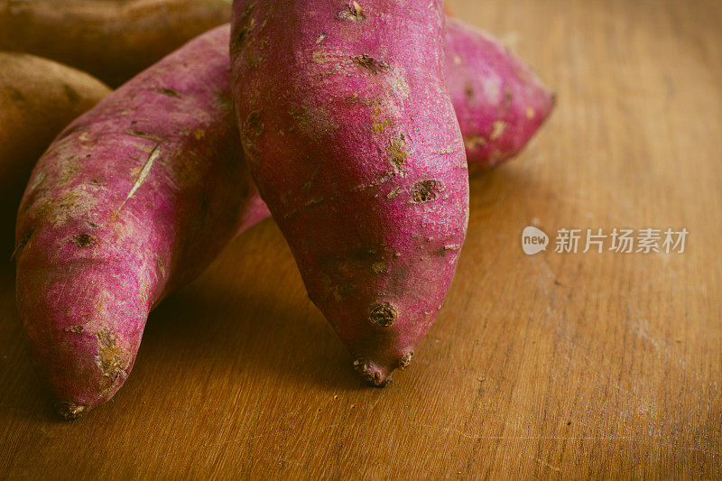 黄色和白色肉质山药或甘薯的混合物