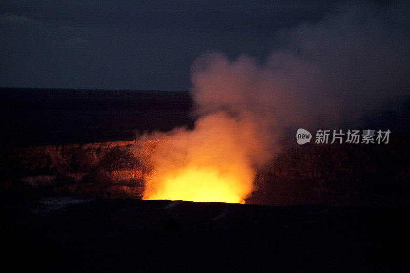 基拉韦厄火山喷气孔在晚上