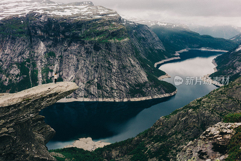 女人Trolltunga