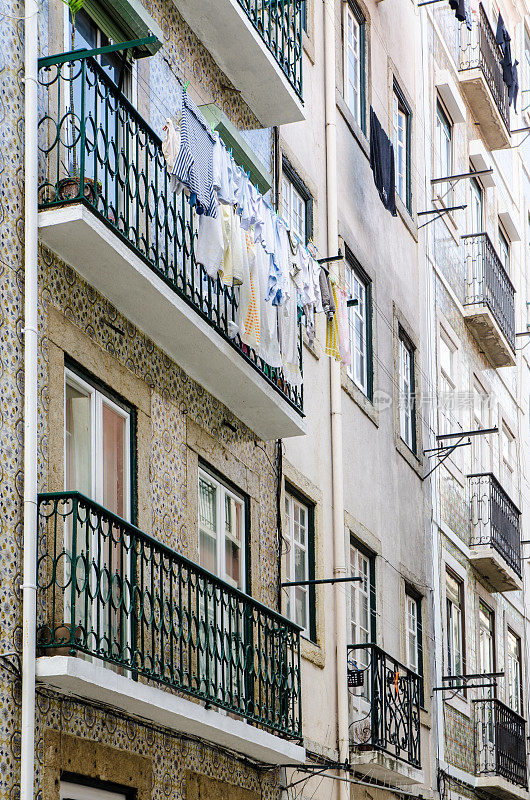 葡萄牙里斯本的房子正面挂着衣服