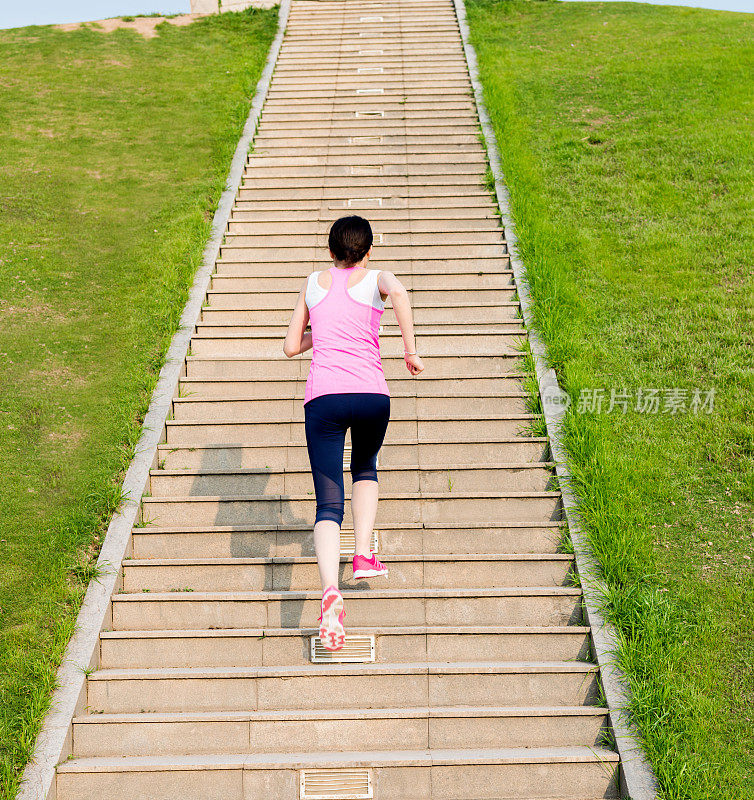 年轻女子在石阶前奔跑