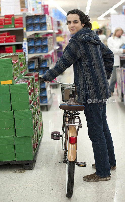 青少年购买一辆崭新的自行车