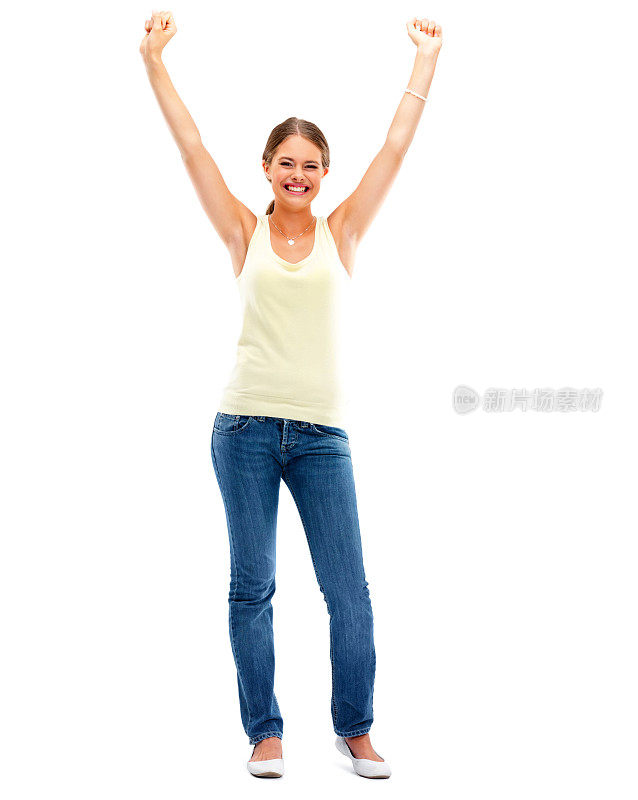 一个愉快的女孩与双臂举起的白色b的全长图像