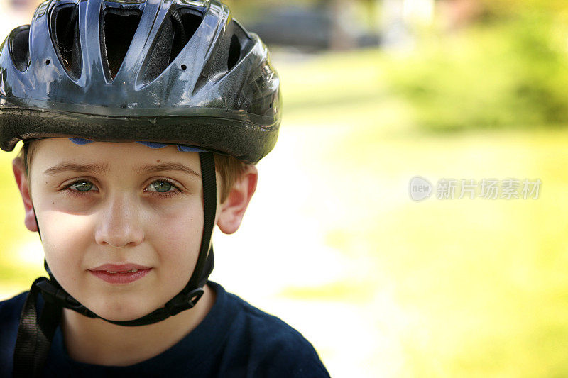 戴着头盔骑自行车的男孩