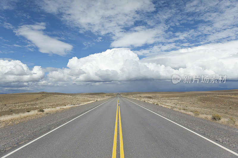 阿根廷巴塔哥尼亚空无一人的公路上空阴云密布
