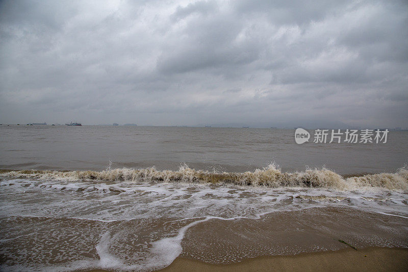 阴天里海浪拍打着海滩