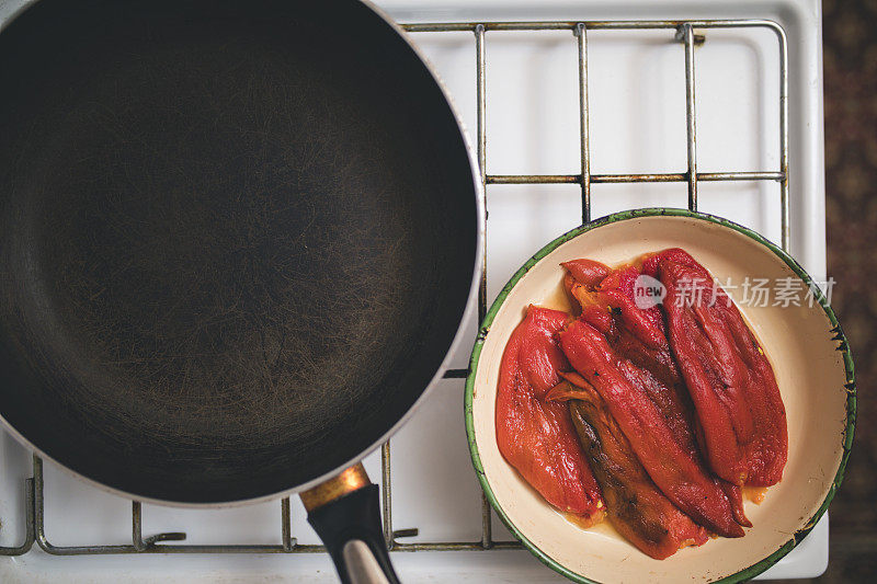 铁锅上放着辣椒和蒸粗麦粉，俯视图