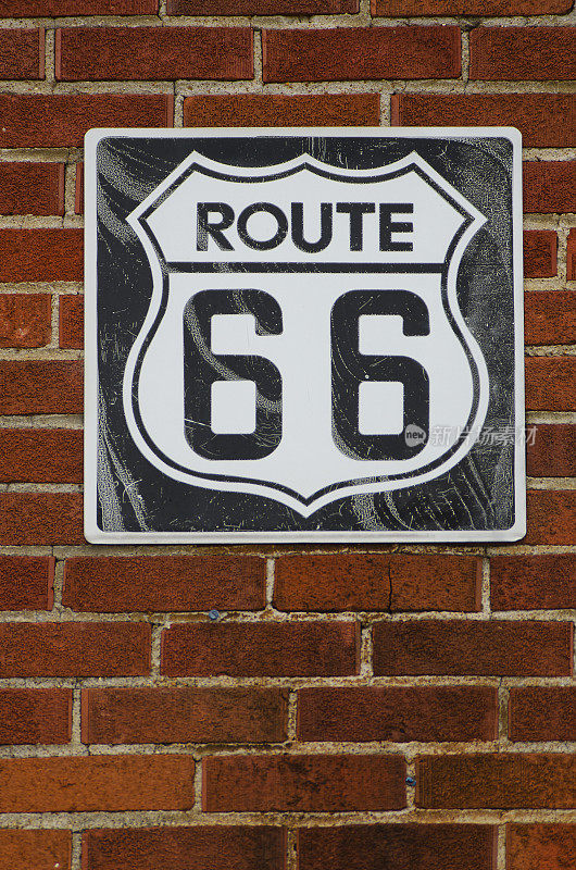 砖墙上的66号公路标志