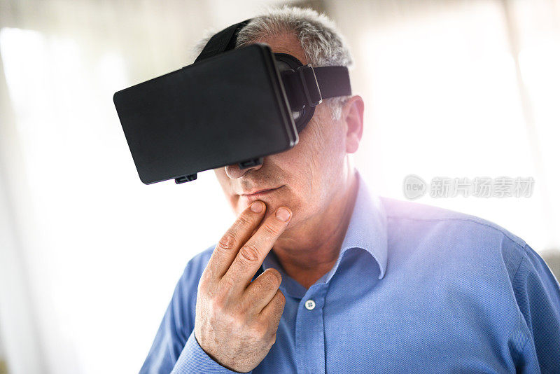 成熟的人用虚拟现实设备模拟器来娱乐自己