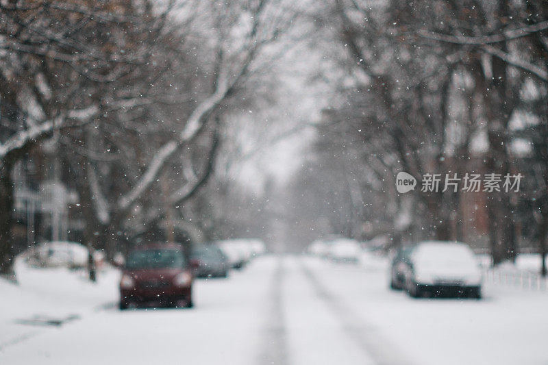 雪花飘过蒙特利尔的街道