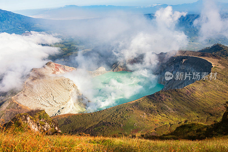 从印尼古农默拉皮观看的伊真火山火山口