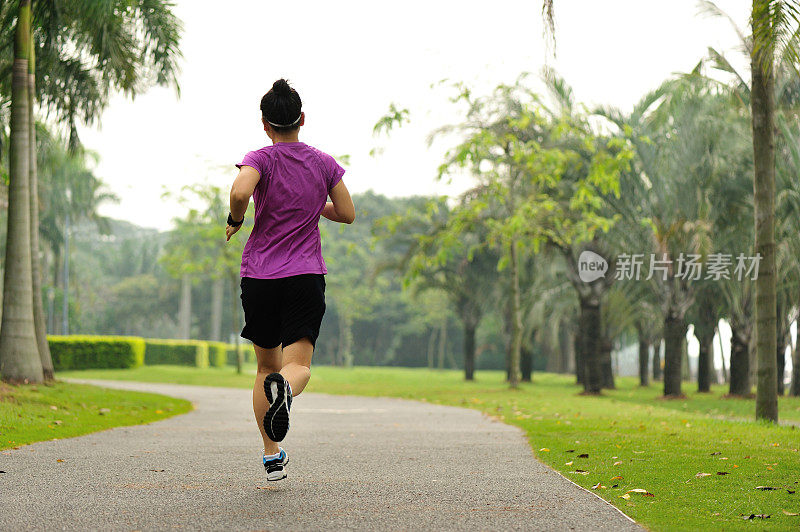 健康的生活方式女人跑步在公园小径上