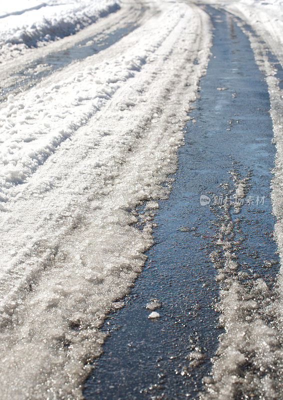 积雪的街道上