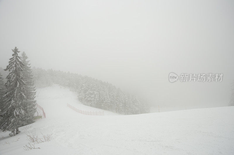 在欧洲山区的一个多雪、多雾的冬日里滑雪