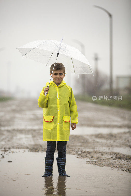 一个小男孩在雨中