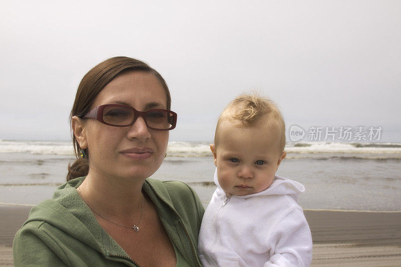 妈妈和宝宝在海滩上