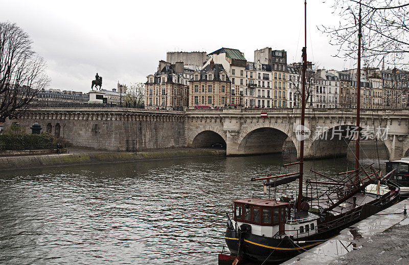 塞纳河上的船只，法国巴黎