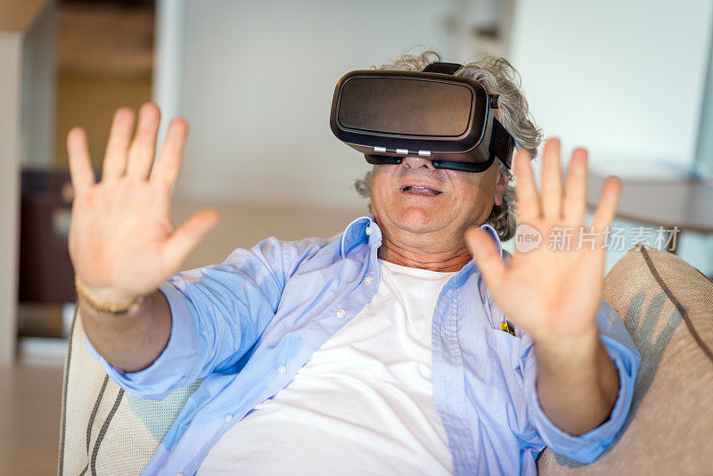 资深男子尝试虚拟现实眼镜设备