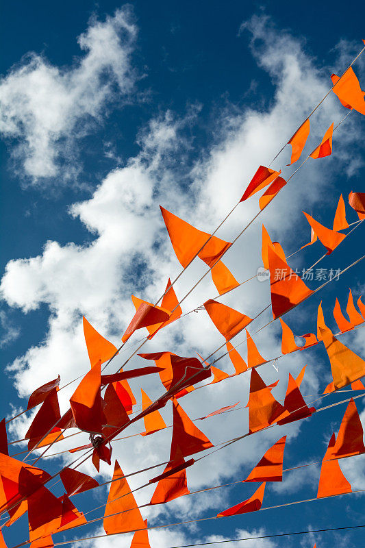 橙色的旗帜映衬着蓝色的天空