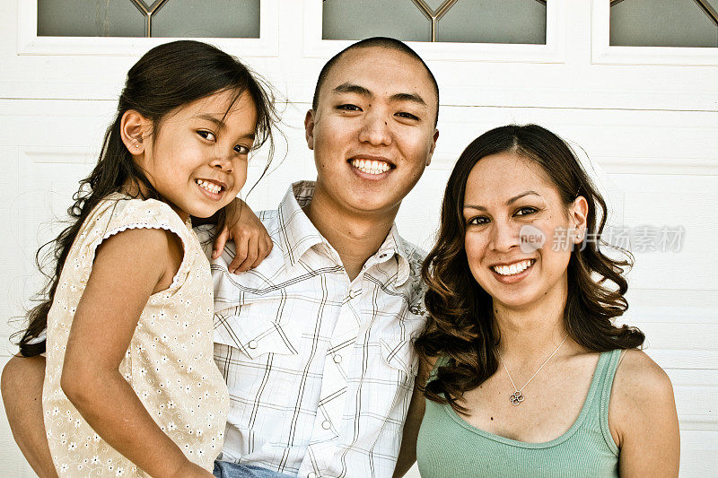 一个年轻的亚洲家庭的肖像