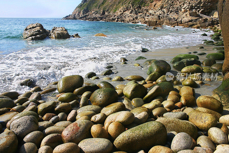 蓝色的海水和卵石沙滩