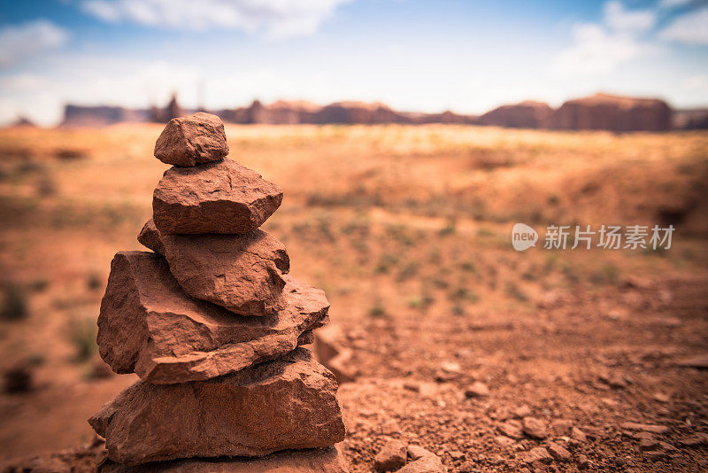 纪念碑谷上的三姐妹岩层