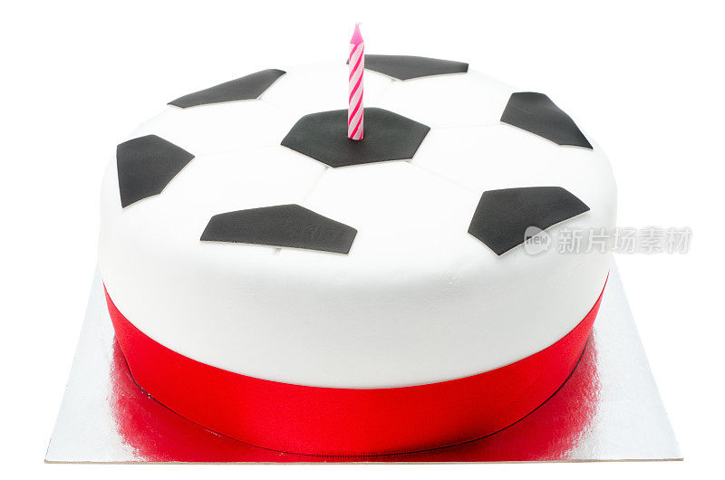生日蛋糕用蜡烛装饰得像个足球