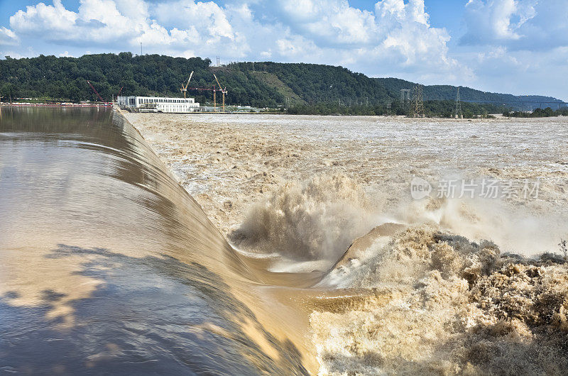 2011年，霍尔特伍德大坝上的萨斯奎哈纳河湍流泛滥