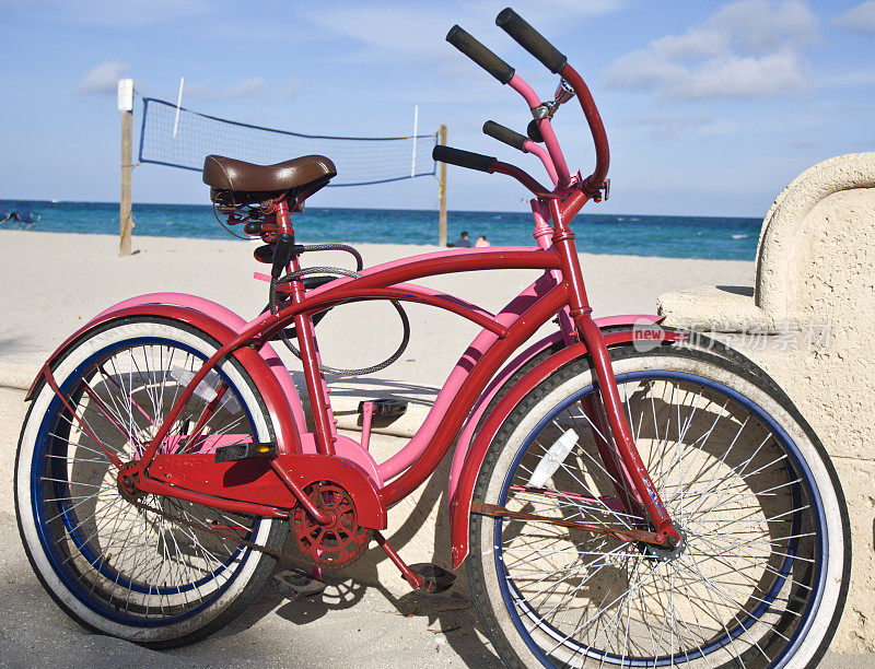 海滨的彩色沙滩自行车巡洋舰
