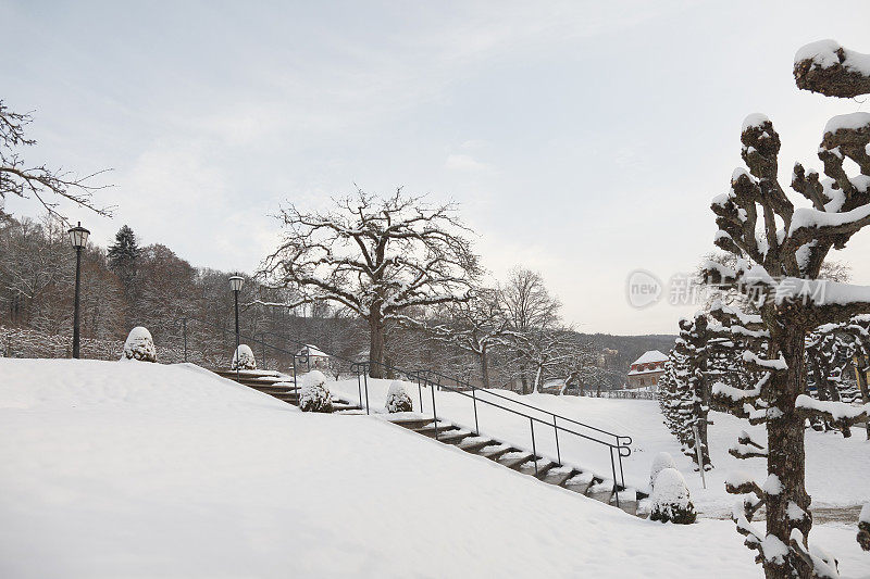 冬天白色的雪覆盖楼梯下公园温泉浴场别墅德国