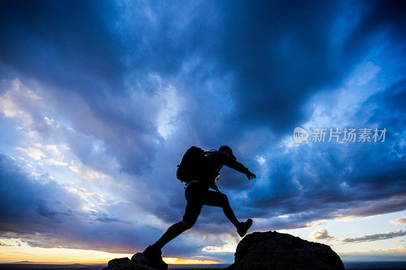 夕阳剪影人戏剧性的天空