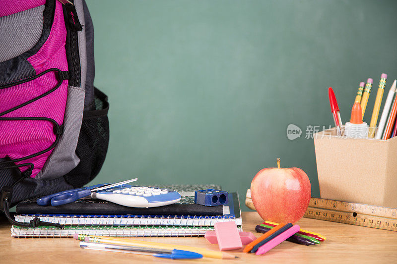 回到学校。课桌上有学习用品，背包。教育。