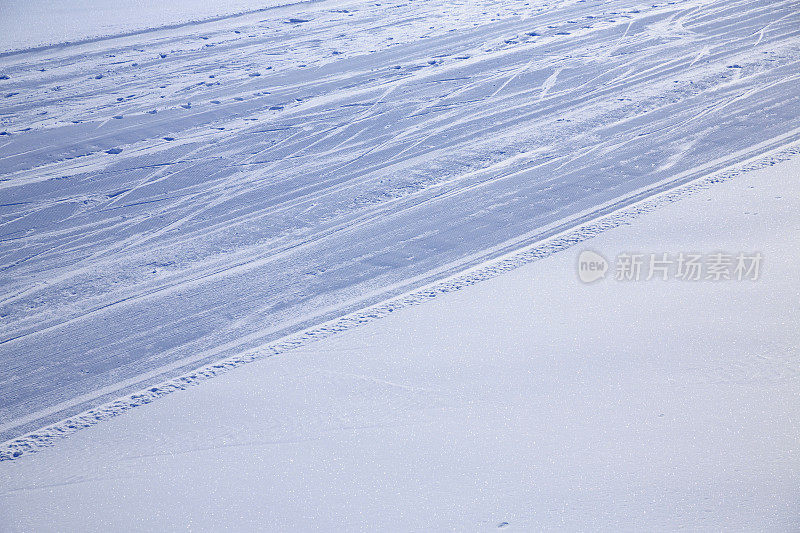 美丽的冬季滑雪场背景是阿尔卑斯山脉